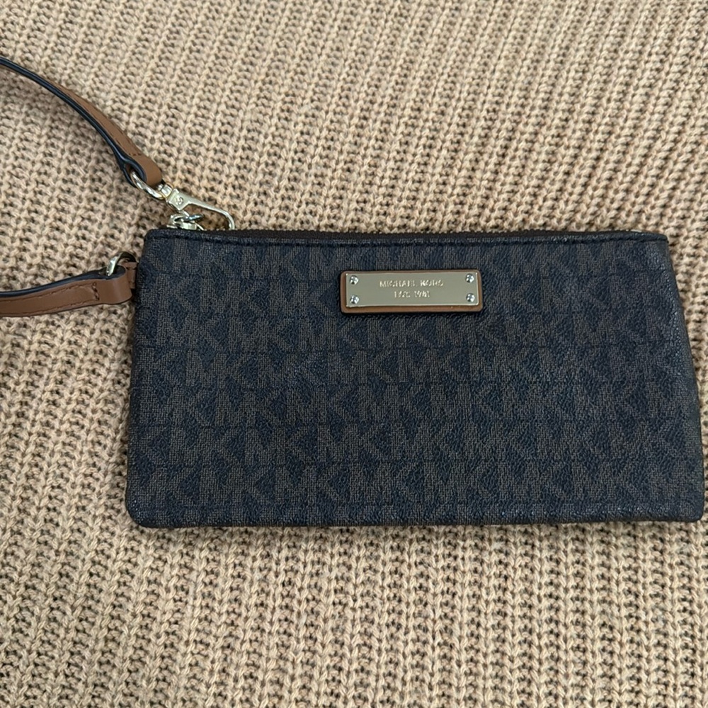Michael kors wristlet